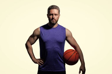 Profesyonel basketbolcu eğitimi beyazda izole edilmiş. Kaslı adamın spor motivasyonu var. Spor ve hobi. Basketbolcu adam profesyonel oynuyor. Sahada basketbol topu olan bir adam. Odaklan..