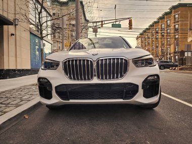New York City, ABD - 10 Şubat 2019 BMW X5 SUV beyaz araba, alçak açılı görüş.