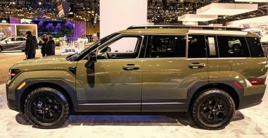 New York City, ABD - 27 Mart 2024: Hyundai Santa Fe SUV yeşil araba New York Uluslararası Otomobil Fuarı, yan görüş.