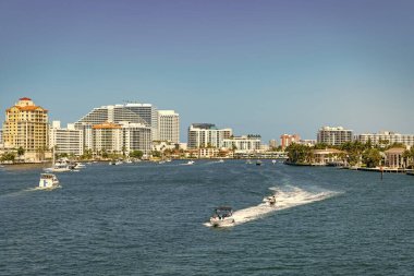 Fort Lauderdale, Florida, ABD - 25 Mart 2023: modern mimari ve yatlarla Fort Lauderdale lüks şehir manzarası.