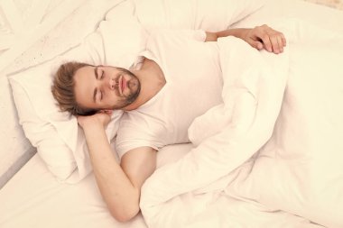 Kapalı gözlerle yalan söylemek. Derin erkek uykusu. Geceleri uyuyan bir adam. Uykulu adam beyaz yatak odasında uyuyor. Uyuyan genç adam uyuyor. Rahat bir yatakta huzur içinde dinleniyor. Usulca kestir.