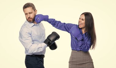 İş rekabeti. İş ortakları arasındaki şirket rekabeti. İş adamları savaşmaya hazır. İş rekabeti. Beyazlara izole edilmiş boks eldivenli iş adamları.