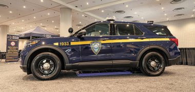 New York City, ABD - 27 Mart 2024: Ford Explorer TBTA polis arabası New York Uluslararası Otomobil Fuarı, yan görüş.