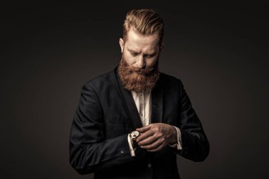 Dakik adam gri üzerinde izole zamanı kontrol ediyor. Erkek aksesuarı. Papyonlu beyefendi toplantıya geç kaldı. Dakik adam, nöbete geç kalma zamanını kontrol ediyor. Zarif saat aksesuarı.