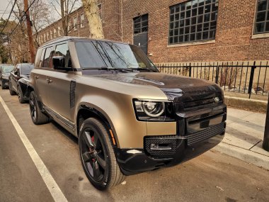 New York City, ABD - 27 Şubat 2024: Land Rover Defender 110 X lüks siyah araç, köşe görüş.