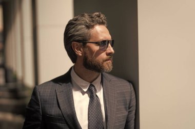 İş yerindeki kendine güvenen iş adamı. Yeni hedefler. İş vizyonu ve liderlik. Takım elbiseli bir iş adamı. İspanyol iş adamı patronu. Girişimcinin başarısı. Ofis yöneticisi.