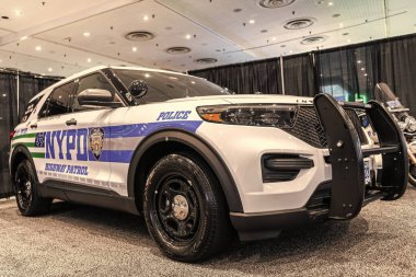 New York City, ABD - 27 Mart 2024: Ford Interceptor polis arabası New York Uluslararası Otomobil Fuarı, alçak görüş.