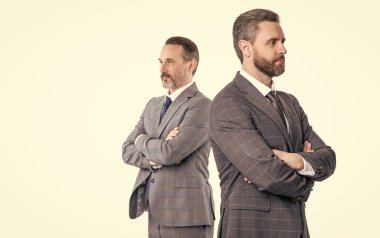 İş arkadaşım beyazları soyutladı. İki işadamı birlikte çalışırlar. Başarılı iş adamı meslektaşım. Meslektaşlar arasındaki iş ilişkileri. Takım elbiseli iş adamı. Boşluğu kopyala.