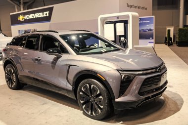 New York City, ABD - 27 Mart 2024 Chevrolet Blazer EV RS elektrikli araba New York Uluslararası Otomobil Fuarı, köşe görünümü.