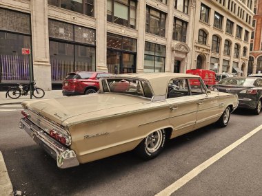 New York City, ABD - 17 Ağustos 2023: Mercury Montclair 1964 model klasik araba caddeye park edilmiş, yan görüş açısı.