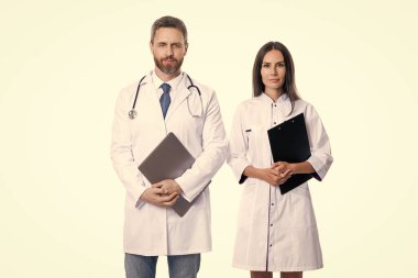 Beyaz, ilaç ve sağlık hizmetlerine izole edilmiş tıbbi sicili olan reçeteli bir doktor..