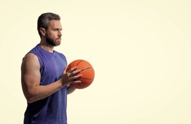 Basketbolcu adam profesyonel oynuyor. Sahada basketbol topu olan bir adam. Profesyonel basketbolcu eğitimi beyazda izole edilmiş. Kaslı adamın spor motivasyonu var. Spor ve hobi. Pankart.