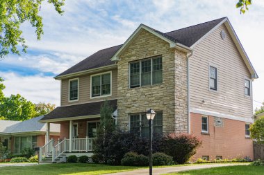 Konut arazisi olan bir banliyö. Banliyö mahallesi. Özel aile mülkü. Evin dış mimarisi. Banliyö bölgesinde özel bir ev. Banliyö ev mimarisi. Dış görünüşü değişken.