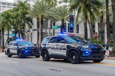 Miami, Florida, ABD - 18 Kasım 2024: Miami 'de polis arabası Ford Interceptor, görüş açısı. Ford Interceptor. Polis arabası yolda. Acil 911 servisi. 911 acil durum aracı..