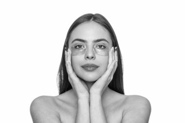 Sorunlu cilt. Kadın göz bandı kullanıyor. Yüz bakımı. Kore güzellik kozmetik ürünleri. Vitamin kolajen bandı. Yamalı bir kadının güzellik kozmetolojisi. Doğal güzellik. Sağlıklı cilt kozmetolojisi.