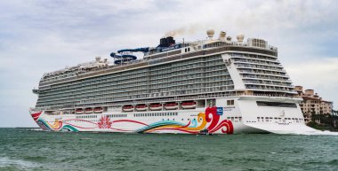Miami, Florida, ABD - 07 Kasım 2024: Yaz tatilinde gezi. Norveçli gemi şirketi. Gemi turu ve deniz seyahati. NCL gemisi. Norveç Joy yolcu gemisi yolculuğu. Gemi turizmi.