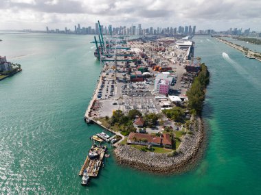 Miami, Florida - 12 Şubat 2025: nakliye konteynırı, deniz. Kargo konteynırlı Miami hava limanı. Deniz taşımacılığı. Miami Limanı. Miami 'deki kargo konteynırı, anten. İçeriye ve dışarıya aktar.