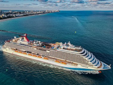 Miami, Florida, ABD - 24 Kasım 2024 Yaz Tatili Seyahati. Karnaval Gemi Hattı. Gemi turu ve deniz seyahati. Gemi Miami limanından kalkıyor. Karnaval Gezi Gezisi Gezisi Kutlaması.