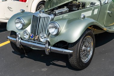 Chicago, Illinois, ABD - 08 Eylül 1954 MG TF 1500 iki koltuklu, üstü açılabilir eski araba, köşe manzaralı. Retro metalik yeşil araba. 1954 MG TF 1500 model araba. 1954 Chicago 'da MG TF