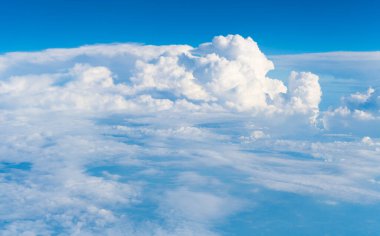 Güneşin doğuşuyla mavi gökyüzünün güzel manzarası. Gökyüzü bulutları. Parçalı bulutlu. Arka plan bulutu yazı. Gün batımında gökyüzü bulutsuz. Doğal gökyüzü.