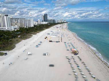 Deniz sahili kıyısı ve kıyı şeridi. Miami, Florida 'da yaz tatili. Sahilde deniz tatili. Marina manzaralı. Turkuaz sular. Sahilde rahatla. Miami kıyı şeridi. Miami güney sahili hava manzarası.