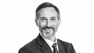 Profesyonel, olgun CEO başarısını ifade ediyor. İşadamı beyazdan izole edilmiş. İş başarısı. Takım elbiseli başarılı bir CEO. Kendine güvenen bir girişimci. İş yönetimi.