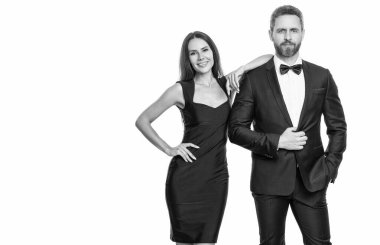 Beyaz giysili şık bir çift. Kadın ve erkek zaman zaman çıkıyorlar. Romantik aşk. Sevgililer Günü. Zarif giyimli bir çift. Resmi erkek ve kadın. Çift poz veriyor. Zarif ikili.