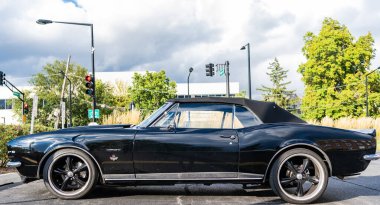 Park Ridge, Illinois, ABD - 18 Ağustos 2024: Chevy Camaro. Otomobil fuarında park edilmiş siyah bir araba. Chevrolet Camaro SS 1967 model araba. Chevrolet Camaro SS 'in siyah arabası.