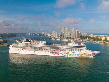 Miami, Florida, ABD - 3 Şubat 2025 Norveçli Pearl Cruise gemisi yolculuğu. Yaz tatilinde gemi turu. Norveçli gemi şirketi. Gemi turu ve deniz seyahati. NCL Gemisi.