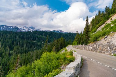 Kuzey Şelaleleri Ulusal Parkı. Yol, dağ manzaralı Diablo Gölü 'ne çıkar. Dağ ve yol manzarası. Seyahat güzergahı. North Cascades Ulusal Parkı 'na peyzaj rotası. Sahne doğası.