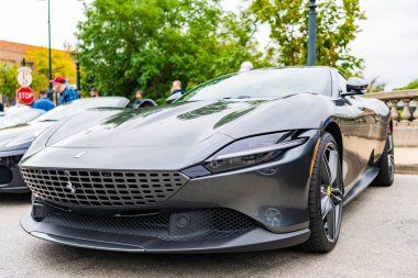 Chicago, Illinois - 29 Eylül 2024: Ferrari Roma siyah rengi. Ferrari Roma caddeye park etmiş. Köşeden bak. Şatoda lüks Ferrari Roma