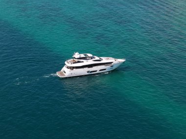Tekne turizmi. Lüks bir yaşam tarzı. Yaz tatili. Denizde yat. Sefer teknesi denizde yüzüyor. Motorlu teknenin üst görüntüsü. Seyahat güzergahı. Lüks tekne motorlu yatı denizde.