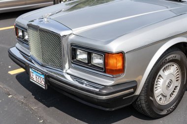Chicago, Illinois, ABD - 08 Eylül 2024: Bentley 8 klasik araç, arka görüş. Klasik bir araba. Klasik Bentley 8 arabası. Chicago 'da Bentley Sekiz