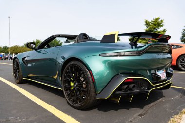 Chicago, Illinois, ABD - 08 Eylül 2024 Aston Martin V8 Vantage F1 model üstü açılır araba, köşe manzaralı. Aston Martin V8 Vantage. Üstü açık Aston Martin V8 Vantage spor arabası