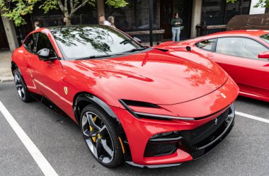 Chicago, Illinois - 29 Eylül 2024 Ferrari Purosangue kırmızı renk. Ferrari Purosangue SUV sokağa park etmiş. Köşeden bak. Şatoda lüks Ferrari Purosangue