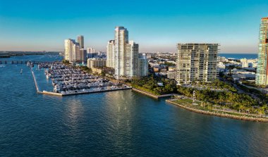 Biscayne Körfezi. Lüks yatı olan Miami marinası. Yaz tatili. Lüks Güney Sahili marinası. Lüks bir yat. Miami güney sahili manzaralı. Yat kulübü. Marina Miami, Florida 'da. Lüks yatlar.