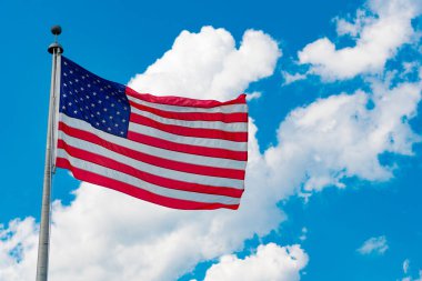 Amerikan bayrağı bağımsızlık günü için dalgalanıyor. ABD bayrağı. Mavi gökyüzünde Birleşik Devletler bayrağı sallıyor. Bağımsızlık Günü. Vatanseverlik sembolü. Anma Günü veya 4 Temmuz 'da Amerikan Bayrağı.