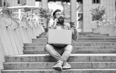 Serbest iletişim konuşmaları yapan bir adam telefonda merdivenlerde oturur. Dizüstü bilgisayarında serbest iletişimi olan bir adam. Dışarıda serbest çalışan bir adam var. Serbest iletişimi olan bir adam..