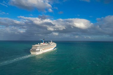 Miami, Florida, ABD - 13 Aralık 2024 Yaz Tatili Gezisi. Karnaval Gemi Hattı. Gemi turu ve okyanusta seyahat. Gemi Miami sahil limanından ayrılıyor. Karnaval Zafer Gemisi Yolculuğu.