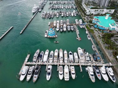 Limanda rıhtımda bir yat var. Miami 'de lüks bir yaz tatili. Özel tekne manzarası. Lüks teknesi olan bir Marina. Miami 'deki yat kulübü ve yat limanı. Özel yatı ve teknesi olan lüks bir yat limanı. Sahil marinası..