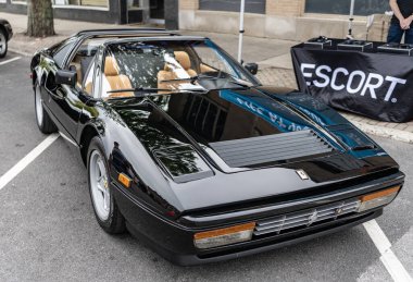 Chicago, Illinois - 29 Eylül 2024: Klasik Ferrari 328 GTS siyah rengi. Klasik Ferrari 328 GTS sokağa park edilmiş. Ön manzara. Retro Ferrari 328 GTS Chicago 'da
