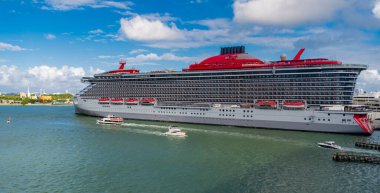 Lüks yolcu gemisi yolculuğunun havadan görünüşü. Gemi Miami sahil limanından ayrılıyor. Miami turu. Gemi seyahati. Yaz tatilindeki deniz yolculuğunun havadan görünüşü. Gemi turu ve deniz seyahati. Okyanus gezisi.