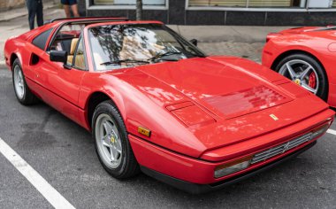 Chicago, Illinois - 29 Eylül 2024: Klasik Ferrari 328 GTS kırmızı rengi. Klasik Ferrari 328 GTS sokağa park edilmiş. Köşeden bak. Retro Ferrari 328 GTS Chicago 'da