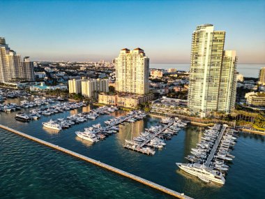 Lüks Güney Sahili marinası. Lüks bir yat. Miami güney sahili manzaralı. Yat kulübü. Marina Miami, Florida 'da. Lüks yatlar. Biscayne Körfezi. Lüks yatı olan Miami marinası. Yaz tatili. Liman marina manzarası.