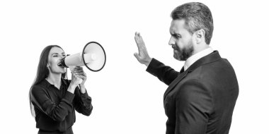 Çatışmaları çözen iş adamları. Rekabet konsepti. İş çatışması. İşkadını, çalışana hoparlörle bağırıyor. Kişisel suçlama. İş ortaklarının terfi konusunda anlaşmazlıkları var.