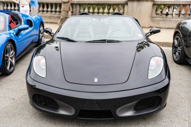 Chicago, Illinois - 29 Eylül 2024: Ferrari 360 Spider siyah rengi. Ferrari 360 caddeye park etmiş. Köşeden bak. Lüks Ferrari 360 Chicago 'da