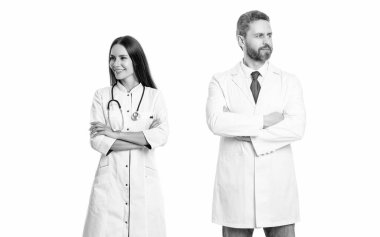 Hastanedeki doktor ve hemşire meslektaşlarının tıbbi personeli beyazlara izole edilmiş sağlık hizmetleri ve sağlık hizmetleri sunmaktadır..