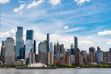 New Jersey 'den New York. Manhattan güzel silueti, New York, Birleşik Devletler. Manhattan 'ın ortasındaki New York şehrinin gökyüzü manzarası. ABD, New York, New York, Manhattan. New York gökdelenleri