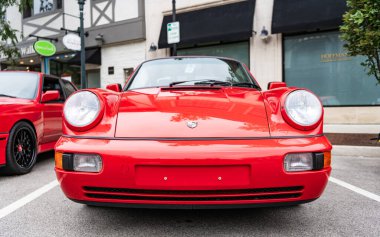 Chicago, Illinois - 29 Eylül 2024: Porsche 911 Carrera Coupe yolda. Porsche 911 Carrera Roadster kırmızısı. Porsche 911 Chicago 'daki Carrera Speedster..