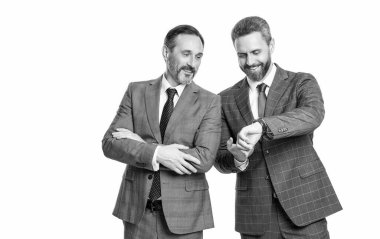 İki iş adamı son teslim tarihine geç kaldı. Zaman yönetimi. Dakik adam, saatin geç kalma zamanını kontrol et. Dakik iş adamı beyazın izole edildiği zamanı kontrol ediyor. İş için son gün. Boşluğu kopyala.